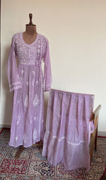 Lavender mul chanderi set on the mannequin with its dupatta