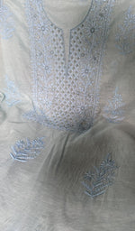 将图像加载到图库查看器中， Fine chikankari in close view