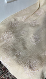 将图像加载到图库查看器中， Chikankari across the body of the pale kurta piece