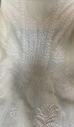 将图像加载到图库查看器中， Fine chikankari in close view