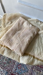 将图像加载到图库查看器中， Kurta piece folded over the bottom