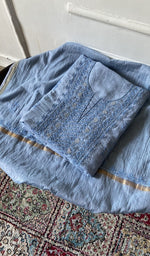 将图像加载到图库查看器中， Kurta piece folded over the bottom