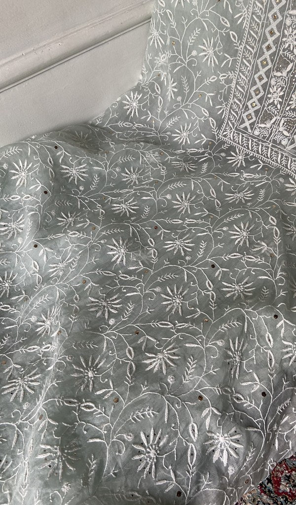 Fine do taar chikankari in close view