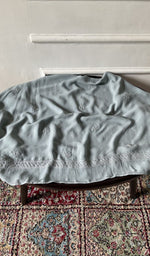 将图像加载到图库查看器中， Chikankari across the body of the grey kurta piece