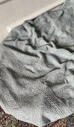 将图像加载到图库查看器中， Gala and front panel worked in fine chikankari