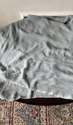 将图像加载到图库查看器中， Kurta piece folded over the bottom
