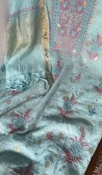 Kurta front laid out with the dupatta over it
