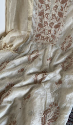 Kurta front laid out with the dupatta over it