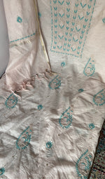 Kurta front laid out with the dupatta over it