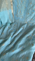 Kurta front laid out with the dupatta over it