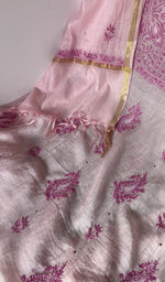 Kurta front laid out with the dupatta over it