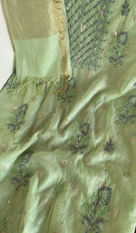 Kurta front laid out with the dupatta over it