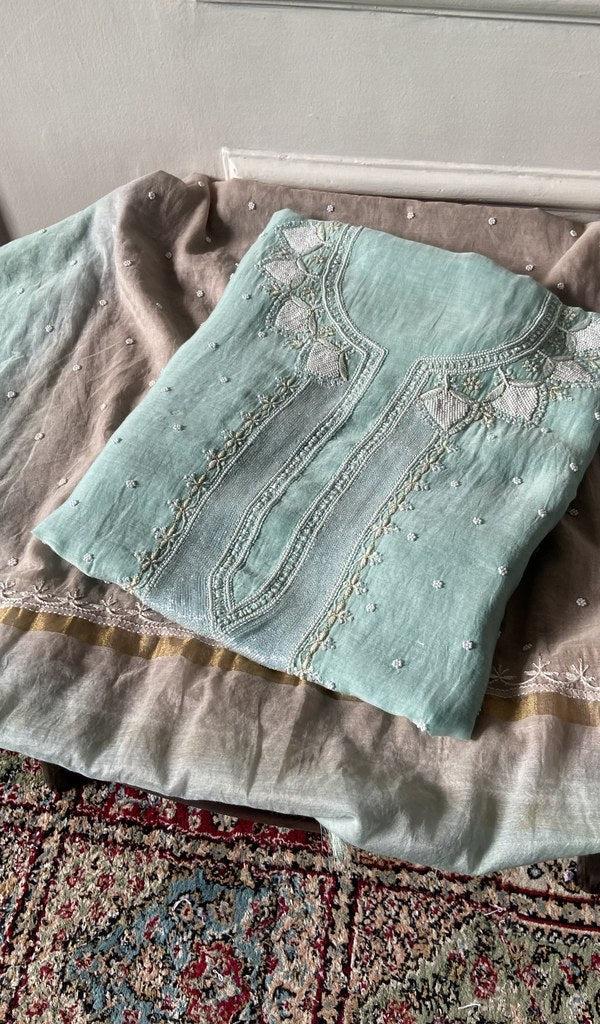 The set folded, kurta over dupatta