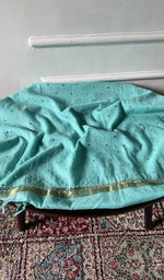 将图像加载到图库查看器中， Kurta piece and dupatta laid out