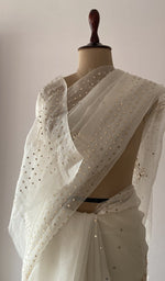 The pallu falling over the shoulder