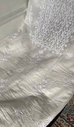 将图像加载到图库查看器中， Fine chikankari in close view