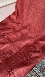 将图像加载到图库查看器中， Fine chikankari in close view