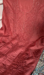 将图像加载到图库查看器中， Border and hem of the coral red mul chanderi