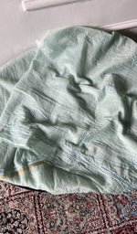 将图像加载到图库查看器中， Kurta piece folded over the bottom