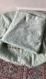 将图像加载到图库查看器中， Set folded, showing the worked gala