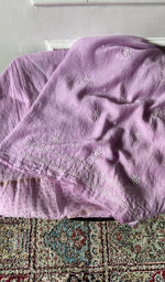 将图像加载到图库查看器中， Kurta piece folded over the bottom