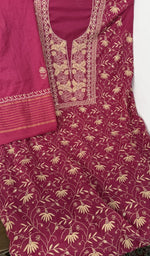 Kurta laid flat with the dupatta, do taar and teen taar jaaldar chikankari
