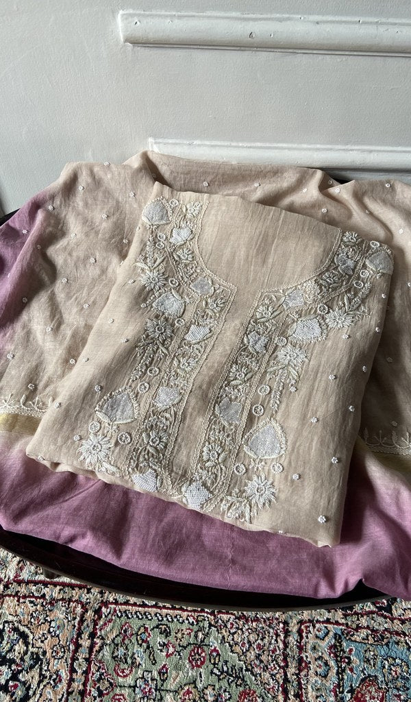 The set folded, kurta over dupatta