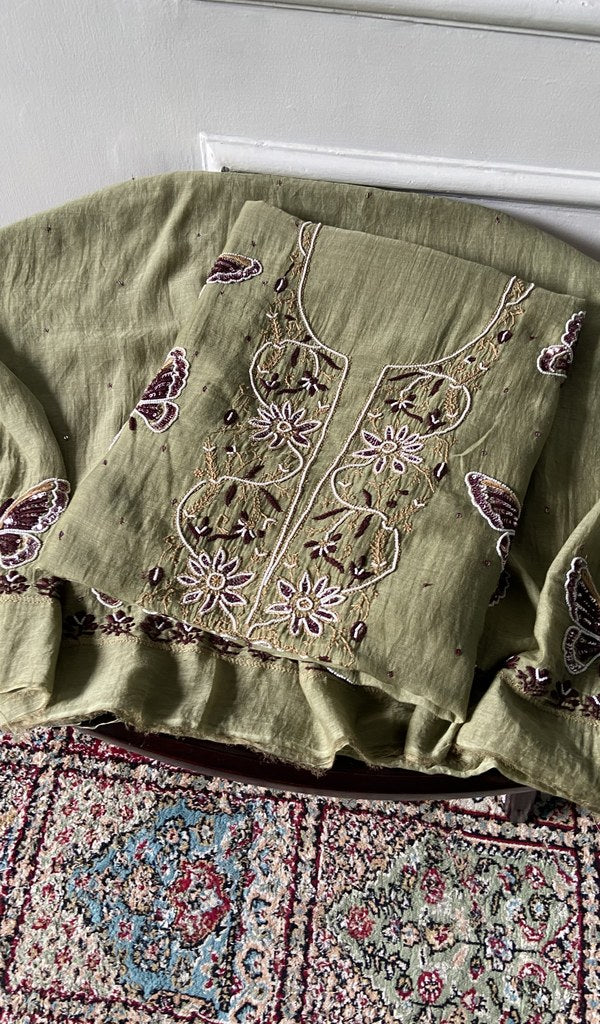 The set folded, kurta over dupatta