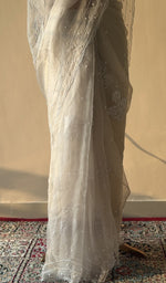 Do taar and teen taar chikankari motifs on pallu and allover on the cream saree