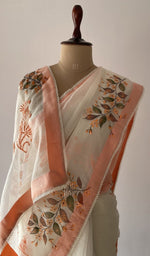 The pallu falling over the shoulder