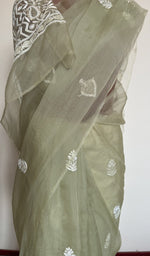 Saree on the mannequin, three quarter view