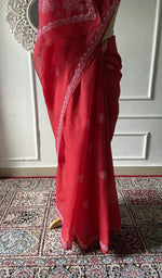 将图像加载到图库查看器中， Pallu of the red saree, chikankari worked across it