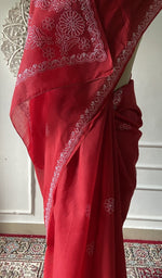 将图像加载到图库查看器中， Border detail on the red cotton voile saree