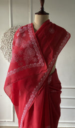 将图像加载到图库查看器中， Body of the red saree, chikankari across the ground