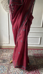将图像加载到图库查看器中， Pallu of the maroon saree, chikankari worked across it