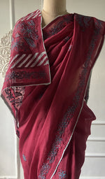将图像加载到图库查看器中， Border detail on the maroon cotton voile saree