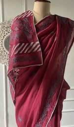 将图像加载到图库查看器中， Chikankari on the pallu, seen close