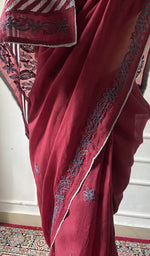 将图像加载到图库查看器中， Maroon saree draped to show the fall of the fabric