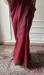 将图像加载到图库查看器中， Pallu folded over the shoulder, work visible
