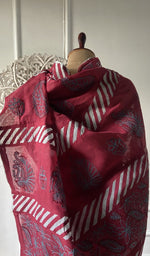 将图像加载到图库查看器中， Chikankari and border together on the maroon saree
