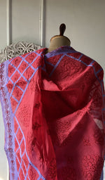 将图像加载到图库查看器中， Close view of the stitchwork on the lavender saree