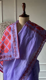 将图像加载到图库查看器中， Chikankari on the pallu, seen close