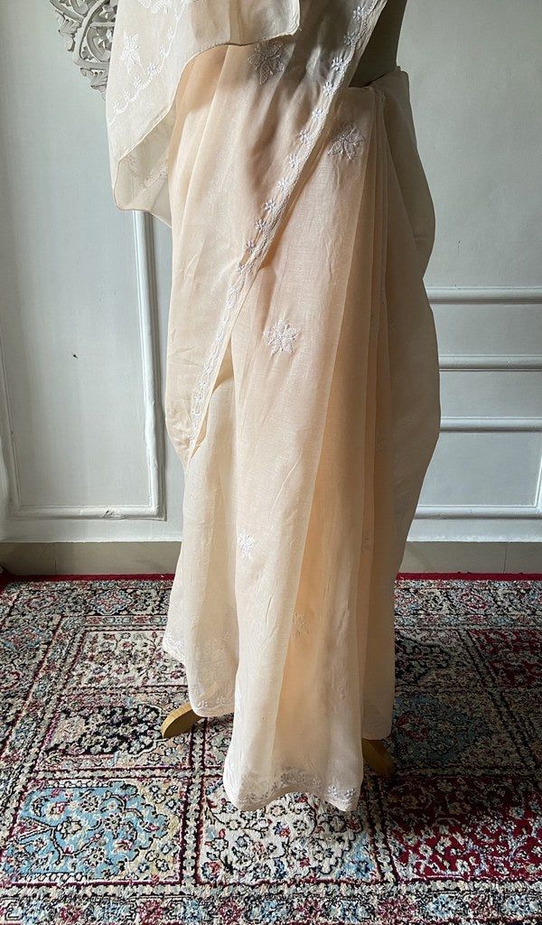 Pallu of the ivory saree, chikankari worked across it