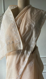 Load image into Gallery viewer, Chikankari on the pallu, seen close