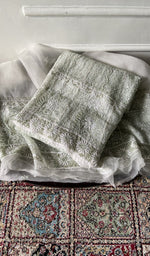 border and hem of the off white kurta piece