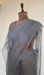 Do taar and teen taar chikankari motifs on pallu and allover on the grey saree