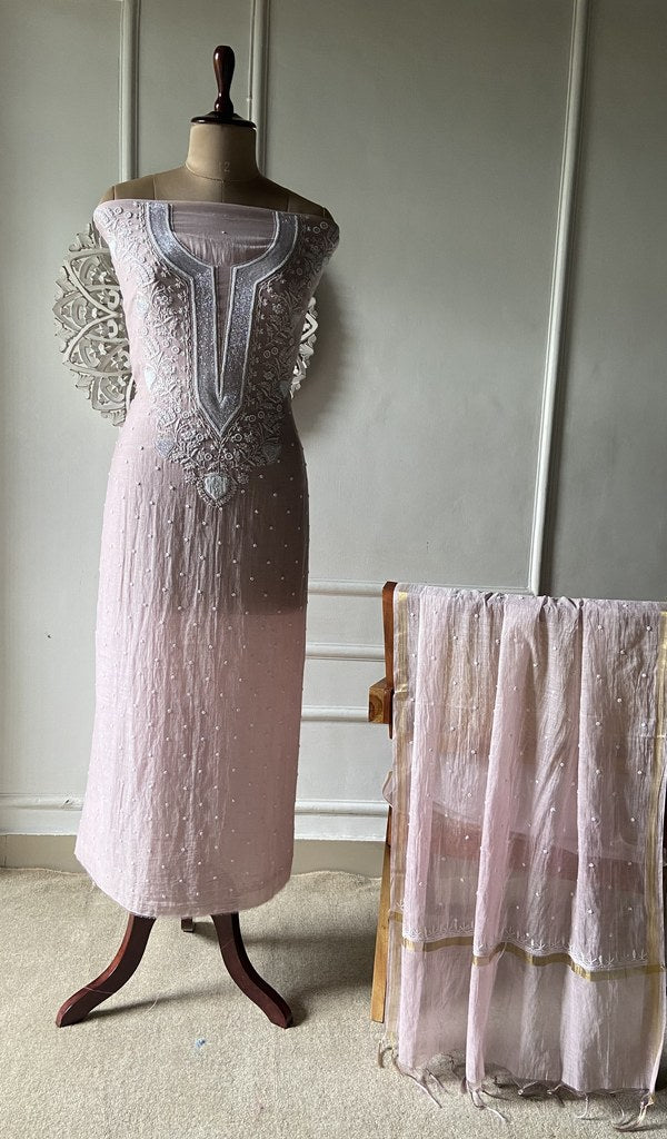 Lilac suit set on the mannequin with its dupatta