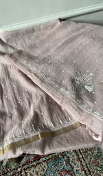 将图像加载到图库查看器中， The set folded, kurta over dupatta