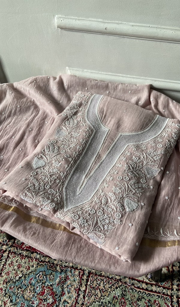Lilac suit set on the mannequin with its dupatta