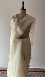 The pallu falling over the shoulder